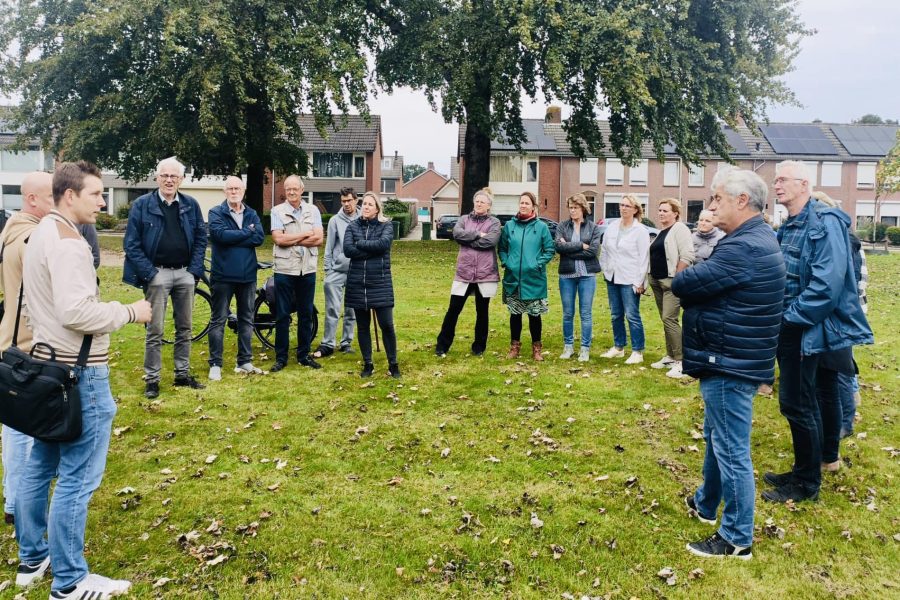 Toon Jochems namens VLP Roosendaal op bezoek bij bewoners van de Wouwse Kolfwei