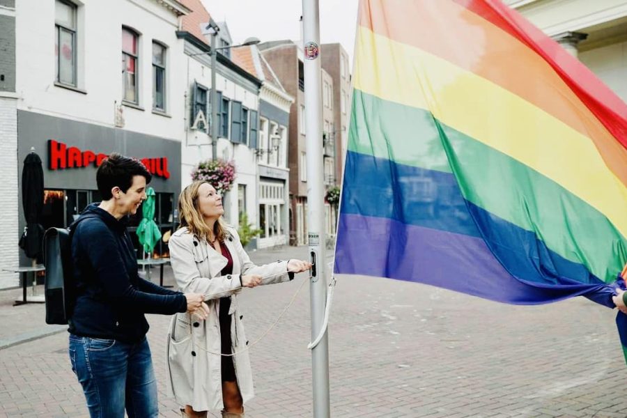 Vandaag is het Internationale Coming Out Dag. De regenboogvlag mag uit!